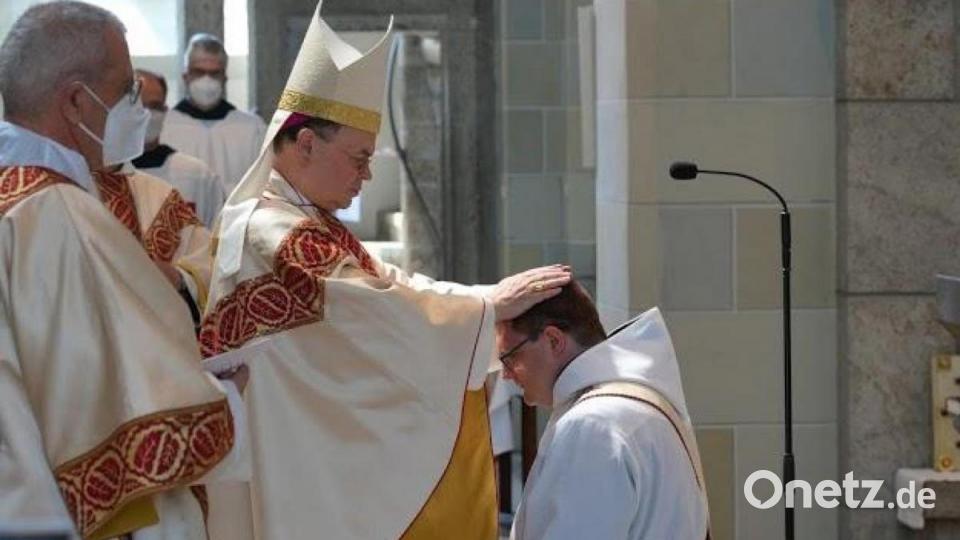 Bischof Bertram Meier aus Augsburg weihte Bruder Michael am Samstag zum Priester. Bild: Bruder Elias Max König OSB/Kloster St. Ottilien/exb