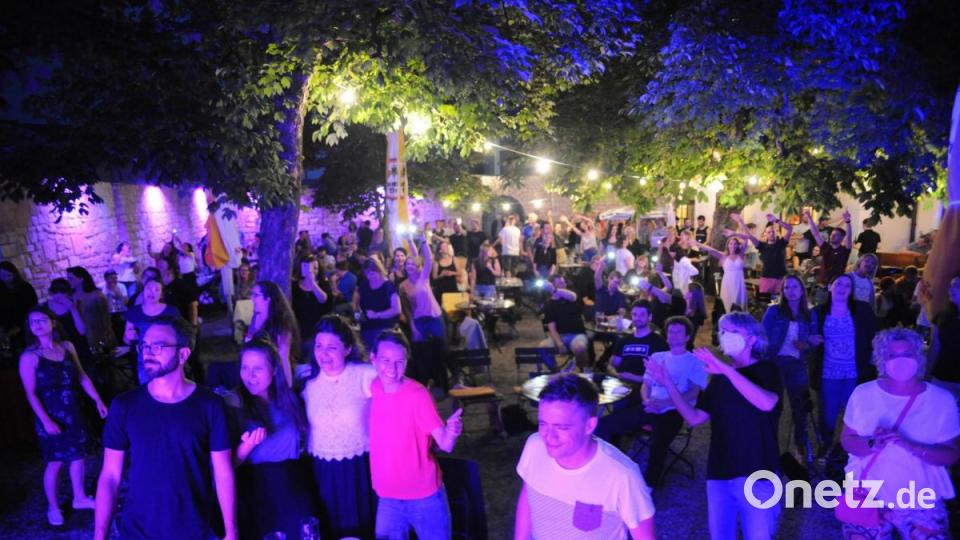 Vor zweimal 250 Gästen eröffneten die Funky Blues Rabbits beim Kummert Bräu in Amberg ihr Ersatz-Altstadtfest. Bild: Andreas Brückman