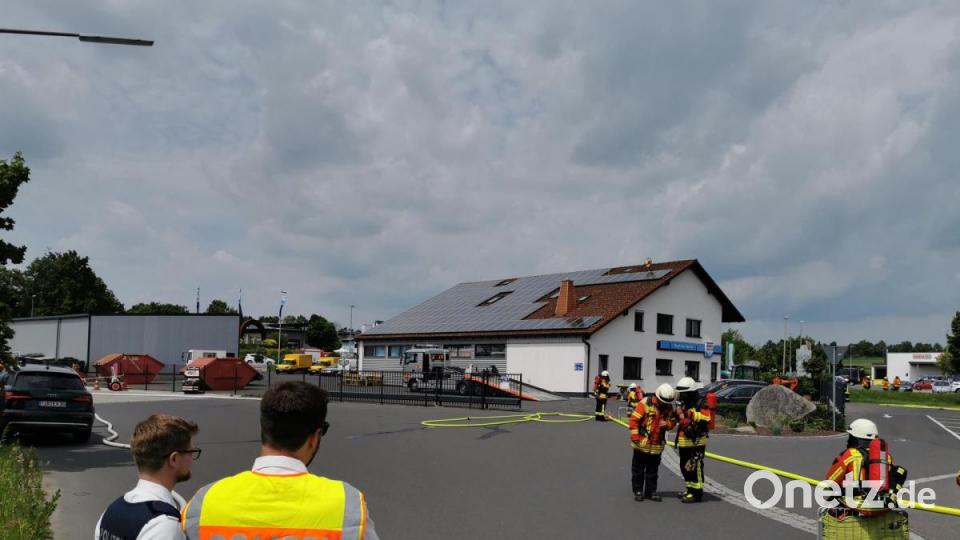 Bei Grabungsarbeiten mit einem Bagger wurde auf dem Firmengelände eines Kfz-Betriebes eine Gasleitung beschädigt. Die Feuerwehr war zwei Stunden im Großeinsatz. Mehrere Geschäftsgebäude mussten geräumt werden. Bild: mde