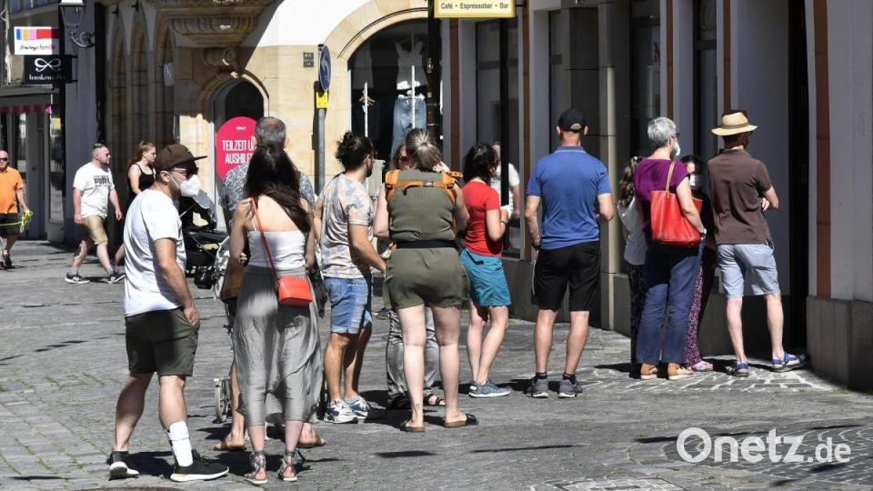 Schlangestehen vor der Eisdiele in der Fußgängerzone in Amberg. Bild: Petra Hartl