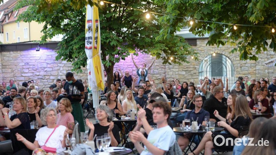 Vor zweimal 250 Gästen eröffneten die Funky Blues Rabbits beim Kummert Bräu in Amberg ihr Ersatz-Altstadtfest. Bild: Andreas Brückmann