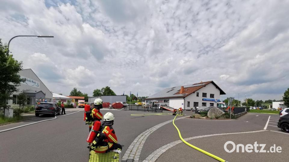 Bei Grabungsarbeiten mit einem Bagger wurde auf dem Firmengelände eines Kfz-Betriebes eine Gasleitung beschädigt. Die Feuerwehr war zwei Stunden im Großeinsatz. Mehrere Geschäftsgebäude mussten geräumt werden. Bild: mde