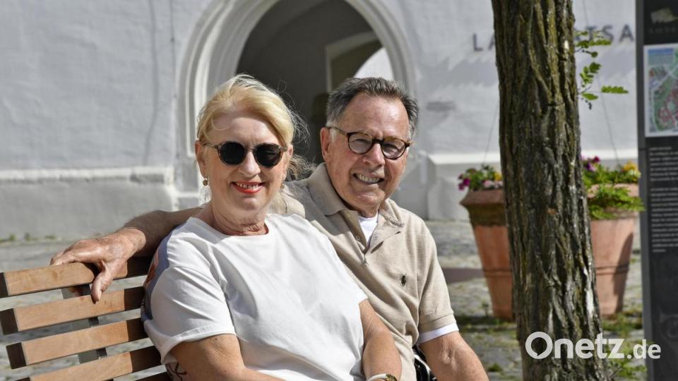 Angelika uns Hans-Georg genießen die Sonne in der Schiffgasse in Amberg und freuen sich, dass dort nach Ausweis der Baustellen neues Leben einzieht: "Das ist ein ganz wunderbarer Platz." Bild: Petra Hartl