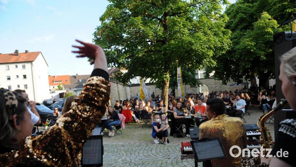 Vor zweimal 250 Gästen eröffneten die Funky Blues Rabbits beim Kummert Bräu in Amberg ihr Ersatz-Altstadtfest. Bild: Andreas Brückmann