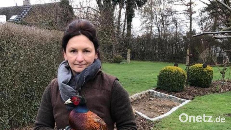 Andrea Süß mit ihrem bisherigen Zuchtfasan. Dieser ist mittlerweile draußen im Revier. Bild: Andrea Süß