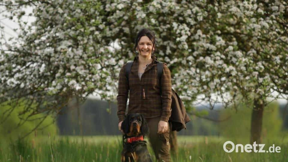 Jägerin Andrea Süß mit ihrem Gordon-Setter "Nandl". Bild: Andrea Süß