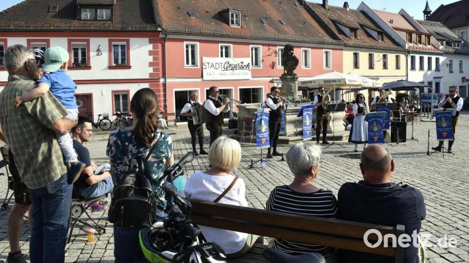 Die Gäste freuten sich über den kulturellen Farbtupfer zum Ende des Lockdowns. Bild: Petra Hartl