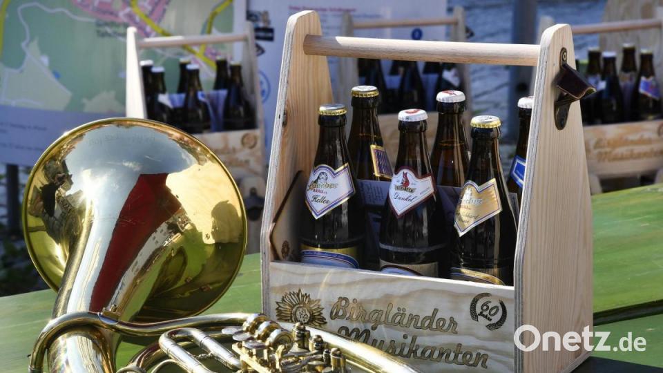 Zum Jubiläum bieten die Birgländer Musikanten ein Biertragerl-Lotto an. Bild: Petra Hartl