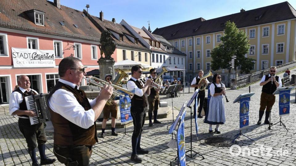 Die Birgländer Musikanten am Luitpoldplatz beim Standkonzert. Bild: Petra Hartl