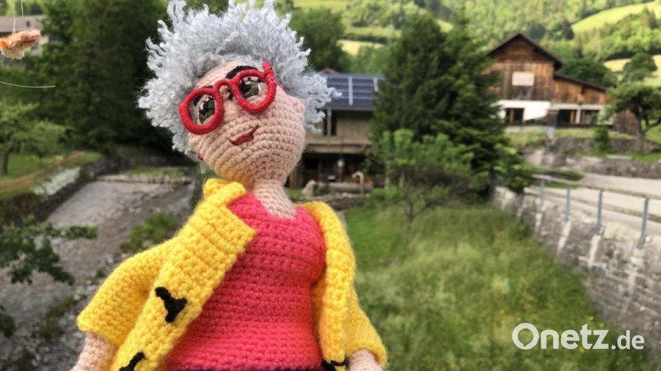 Kunst mit Nadel und Faden zeigt das Festival "Les Artisanales de Rosisinière - de fil en aiguille" im Schweizer Bergdorf Rossinière. Bild: eik