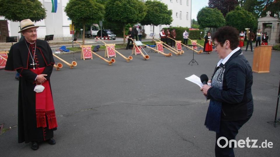 Begrüßt wurde der Bischof von der Vorsitzenden des Jubelvereins, Anna Koller. Bild: wro