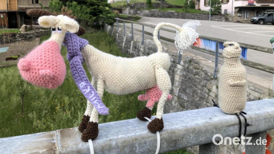 Kunst mit Nadel und Faden zeigt das Festival "Les Artisanales de Rosisinière - de fil en aiguille" im Schweizer Bergdorf Rossinière. Bild: eik