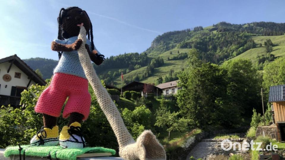 Kunst mit Nadel und Faden zeigt das Festival "Les Artisanales de Rosisinière - de fil en aiguille" im Schweizer Bergdorf Rossinière. Bild: eik