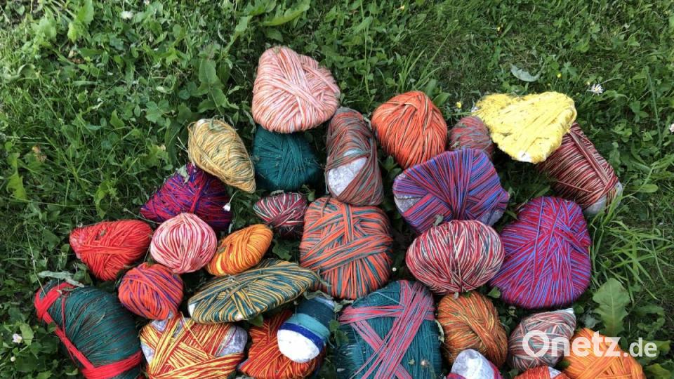 Kunst mit Nadel und Faden zeigt das Festival "Les Artisanales de Rosisinière - de fil en aiguille" im Schweizer Bergdorf Rossinière. Bild: eik