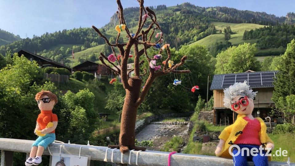Kunst mit Nadel und Faden zeigt das Festival "Les Artisanales de Rosisinière - de fil en aiguille" im Schweizer Bergdorf Rossinière. Bild: eik