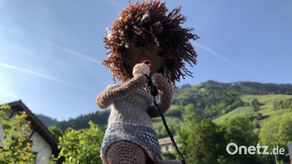 Kunst mit Nadel und Faden zeigt das Festival "Les Artisanales de Rosisinière - de fil en aiguille" im Schweizer Bergdorf Rossinière. Bild: eik