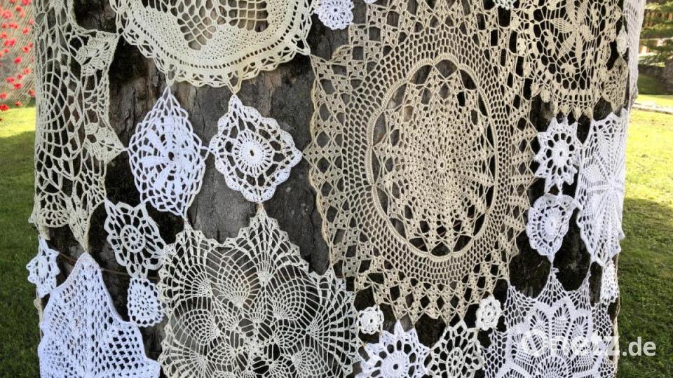 Kunst mit Nadel und Faden zeigt das Festival "Les Artisanales de Rosisinière - de fil en aiguille" im Schweizer Bergdorf Rossinière. Bild: eik