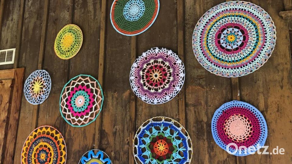 Kunst mit Nadel und Faden zeigt das Festival "Les Artisanales de Rosisinière - de fil en aiguille" im Schweizer Bergdorf Rossinière. Bild: eik