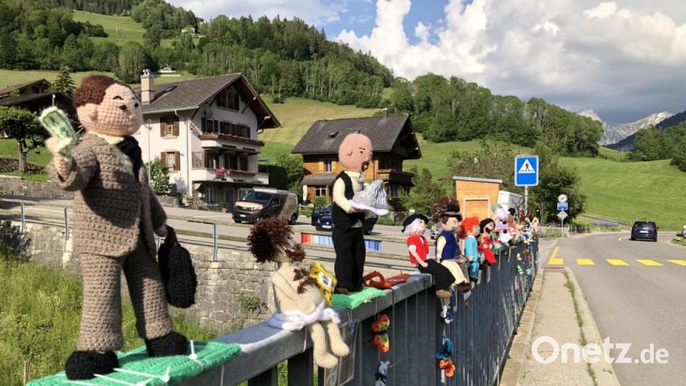 Kunst mit Nadel und Faden zeigt das Festival "Les Artisanales de Rosisinière - de fil en aiguille" im Schweizer Bergdorf Rossinière. Bild: eik