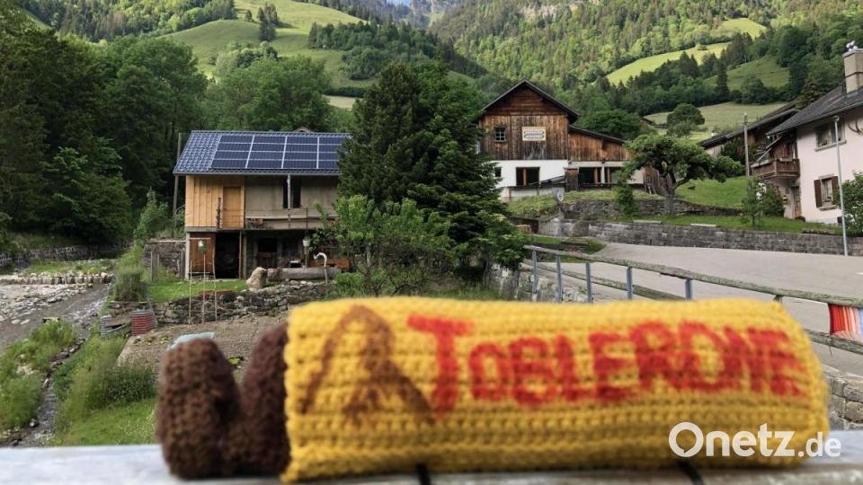 Kunst mit Nadel und Faden zeigt das Festival "Les Artisanales de Rosisinière - de fil en aiguille" im Schweizer Bergdorf Rossinière. Bild: eik