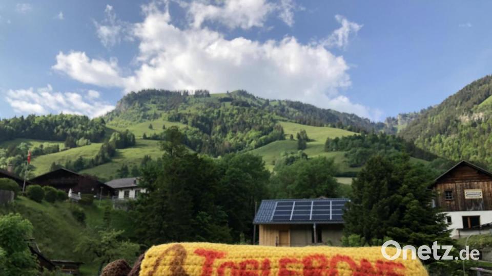 Kunst mit Nadel und Faden zeigt das Festival "Les Artisanales de Rosisinière - de fil en aiguille" im Schweizer Bergdorf Rossinière. Bild: eik