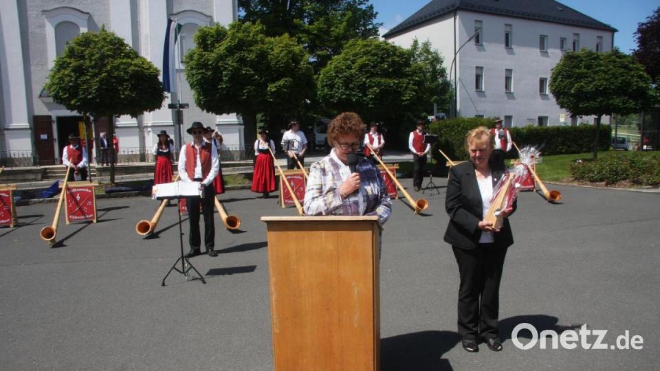 Ein Grußwort sprach die Vorsitzende der Arbeitsgemeinschaft der Frauen- und Müttervereine der Diözese Regensburg, Helga Schnitzbauer. Begleitet wurde sie von ihrer Stellvertreterin Julia Ochsenbauer (von links). Bild: wro