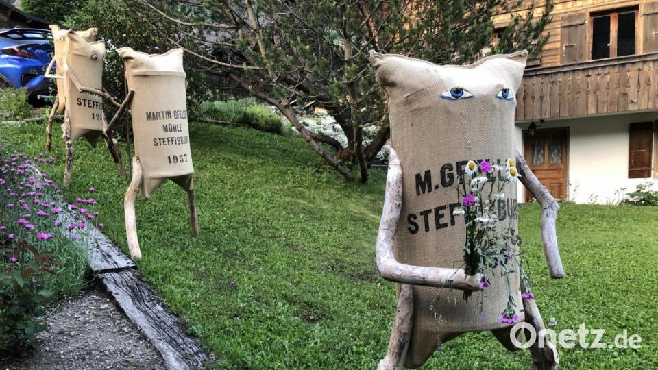 Kunst mit Nadel und Faden zeigt das Festival "Les Artisanales de Rosisinière - de fil en aiguille" im Schweizer Bergdorf Rossinière. Bild: eik