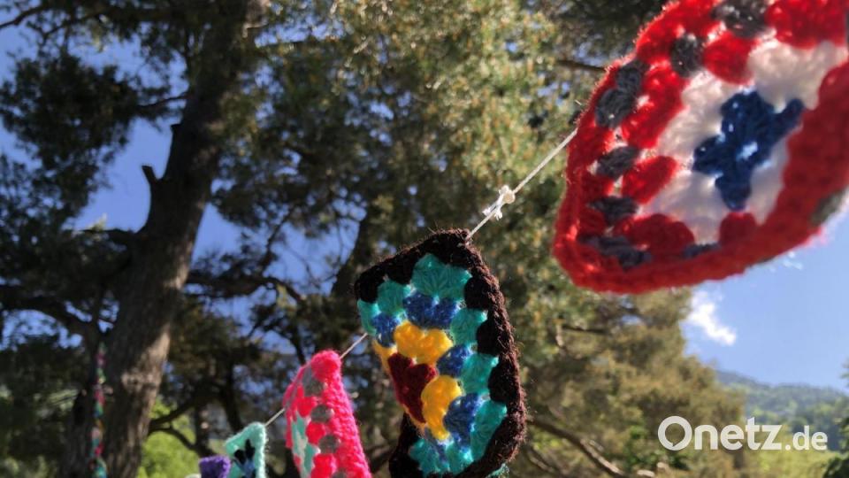 Kunst mit Nadel und Faden zeigt das Festival "Les Artisanales de Rosisinière - de fil en aiguille" im Schweizer Bergdorf Rossinière. Bild: eik