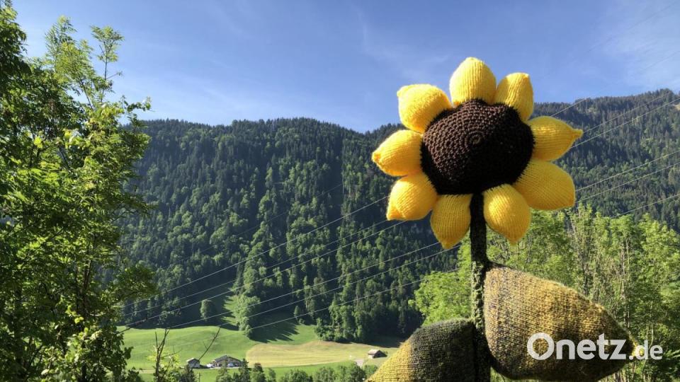 Kunst mit Nadel und Faden zeigt das Festival "Les Artisanales de Rosisinière - de fil en aiguille" im Schweizer Bergdorf Rossinière. Bild: eik
