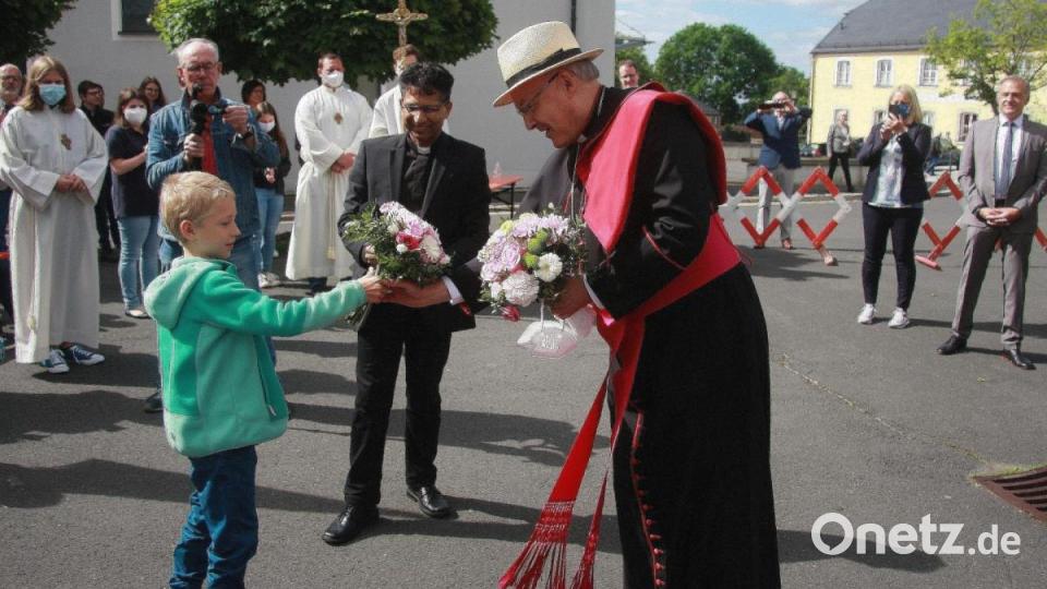 Bischof Rudolf Voderholzer wurde von Fuchsmühler Kindern mit zwei Blumensträußen beschenkt. Bild: wro