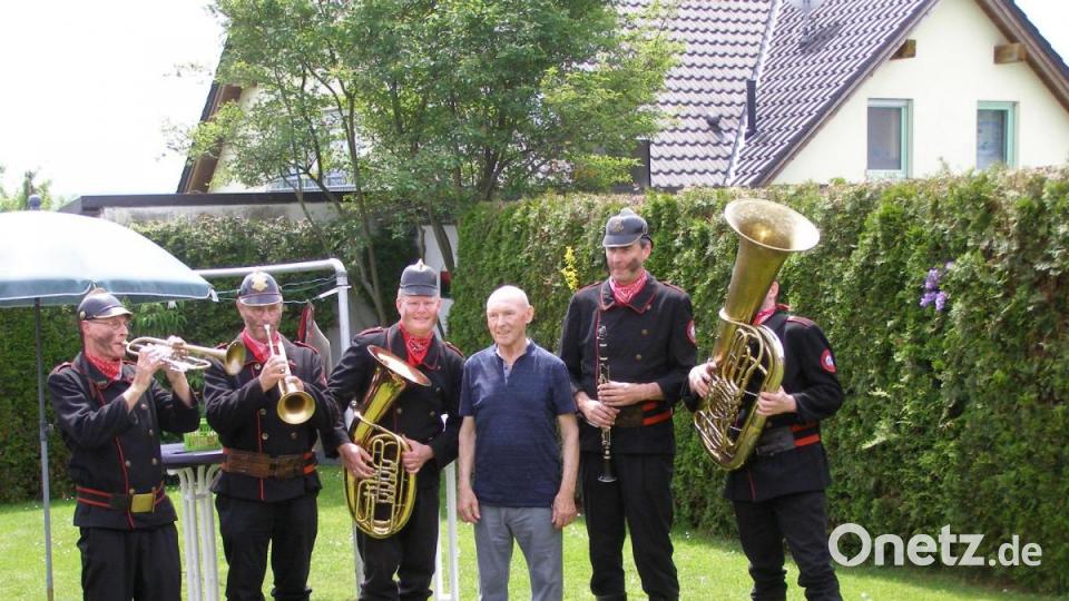 Karlheinz Hoyer zusammen mit der &quot;Altneihauser Feierwehrkapell&#039;n&quot;. Bild: pz
