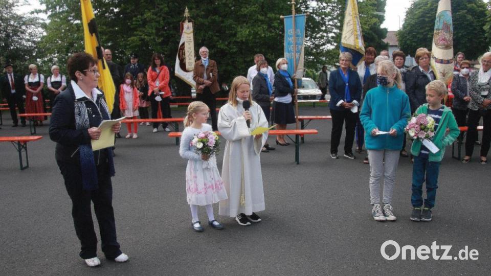 Ein Kinder-Quartett stand bereit, um sich beim Bischof mit Gedichten und Blumen vorzustellen. Links Vorsitzende Anna Koller. Bild: wro