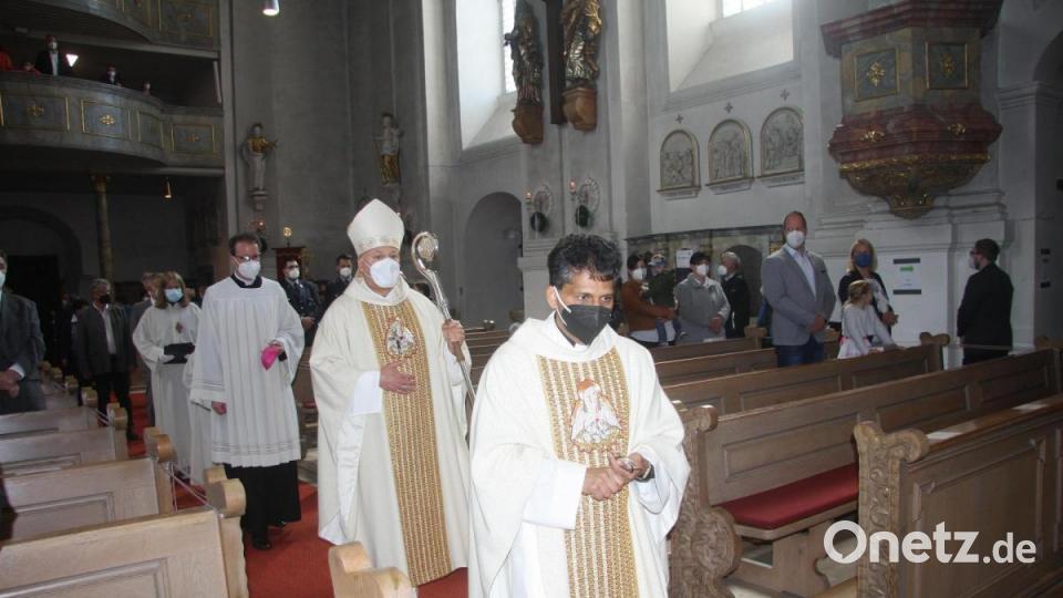 Mit dem Bischofsstab in der Hand zog Rudolf Voderholzer zum Altar, um dort Festmesse zu halten. Bild: wro