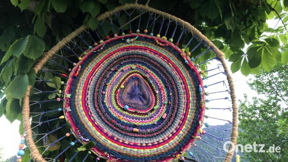 Kunst mit Nadel und Faden zeigt das Festival "Les Artisanales de Rosisinière - de fil en aiguille" im Schweizer Bergdorf Rossinière. Bild: eik