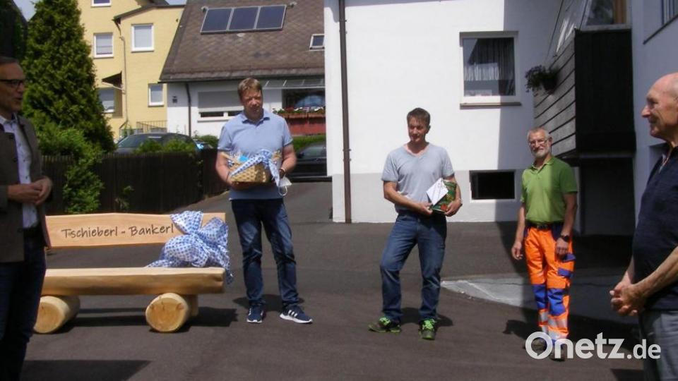 Eine Ruhebank aus Vollholz hatte die Delegation der Stadt Waldsassen dabei. Bild: pz
