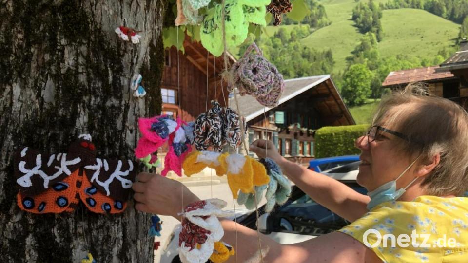 Kunst mit Nadel und Faden zeigt das Festival "Les Artisanales de Rosisinière - de fil en aiguille" im Schweizer Bergdorf Rossinière. Bild: eik