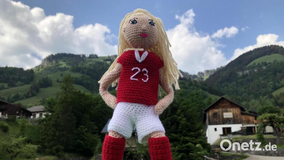 Kunst mit Nadel und Faden zeigt das Festival "Les Artisanales de Rosisinière - de fil en aiguille" im Schweizer Bergdorf Rossinière. Bild: eik