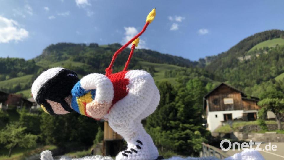 Kunst mit Nadel und Faden zeigt das Festival "Les Artisanales de Rosisinière - de fil en aiguille" im Schweizer Bergdorf Rossinière. Bild: eik