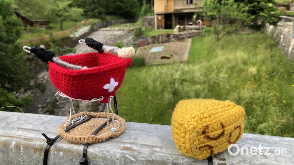 Kunst mit Nadel und Faden zeigt das Festival "Les Artisanales de Rosisinière - de fil en aiguille" im Schweizer Bergdorf Rossinière. Bild: eik