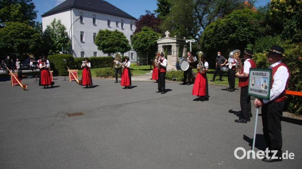 Musikalisch umrahmt wurde der Festakt unter freiem Himmel von der Blaskapelle aus Großkonreuth. Bild: wro