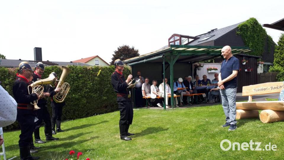 Karlheinz Hoyer (rechts) im Garten während des Auftritts der &quot;Altneihauser Feierwehrkapell&#039;n&quot;. Im Hintergrund in der Pergola einige Geburtstagsgäste. Bild: pz
