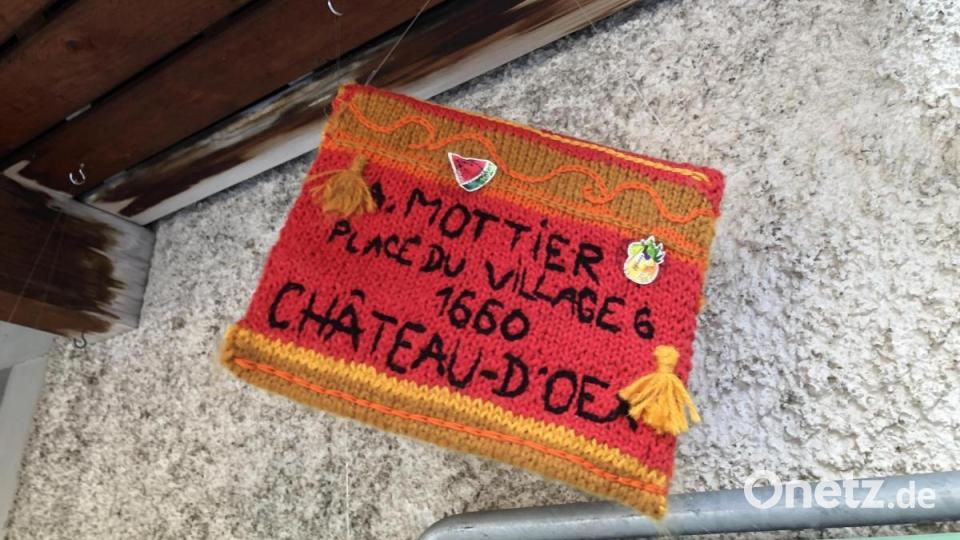 Kunst mit Nadel und Faden zeigt das Festival "Les Artisanales de Rosisinière - de fil en aiguille" im Schweizer Bergdorf Rossinière. Bild: eik