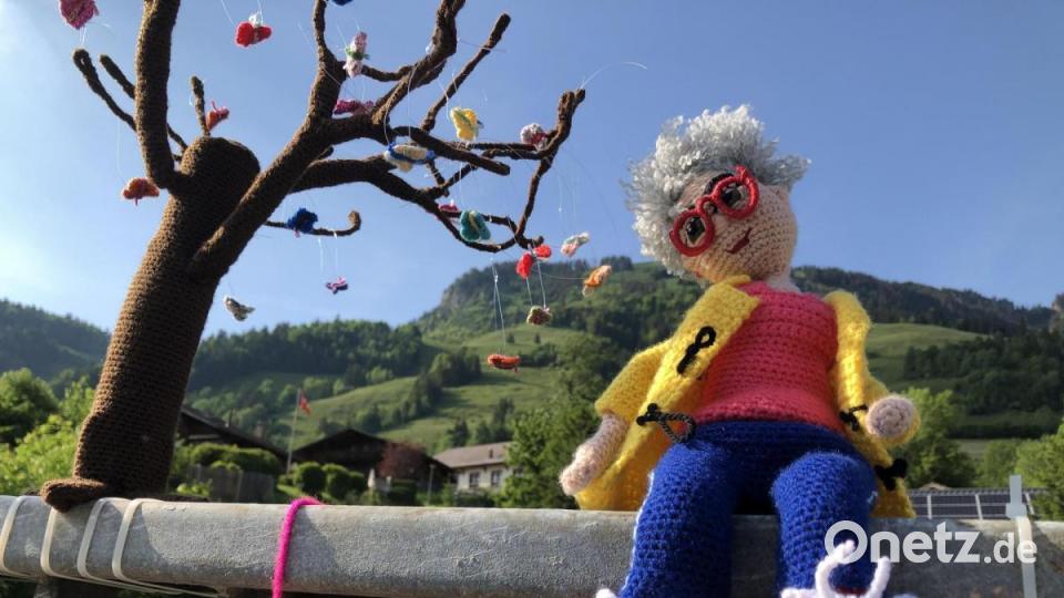 Kunst mit Nadel und Faden zeigt das Festival "Les Artisanales de Rosisinière - de fil en aiguille" im Schweizer Bergdorf Rossinière. Bild: eik