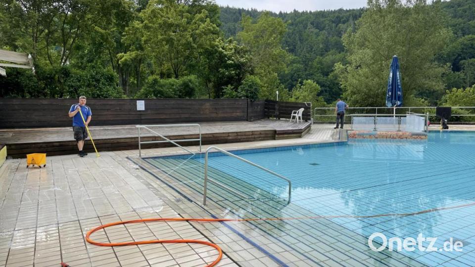 Tatkräftig unterstützen auch dieses Jahr wieder die Wasserwacht Hirschbach und die Mitglieder des Fördervereins des Terrassenfreibades die Gemeindearbeiter beim Startklar-machen des Freibades Bild: lei