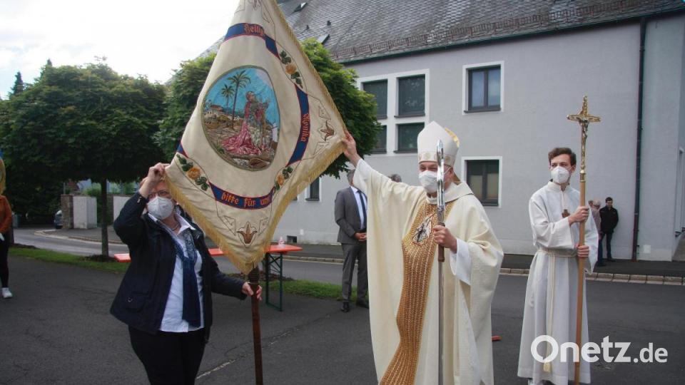 Die 1926 angeschaffte Vereinsfahne des Frauen- und Müttervereins trägt das Bildnis der heiligen Monika. Das Banner wird derzeit von Marianne Wolfrum (links) getragen. Bild: wro