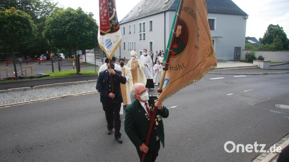Begleitet wurde der Festzug hinüber zur Wallfahrtskirche &quot;Maria Hilf&quot; von den Fahnenabordnungen der Vereine. Bild: wro