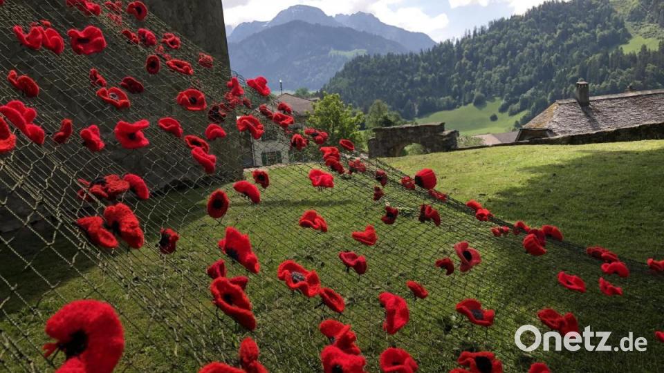 Kunst mit Nadel und Faden zeigt das Festival "Les Artisanales de Rosisinière - de fil en aiguille" im Schweizer Bergdorf Rossinière. Bild: eik