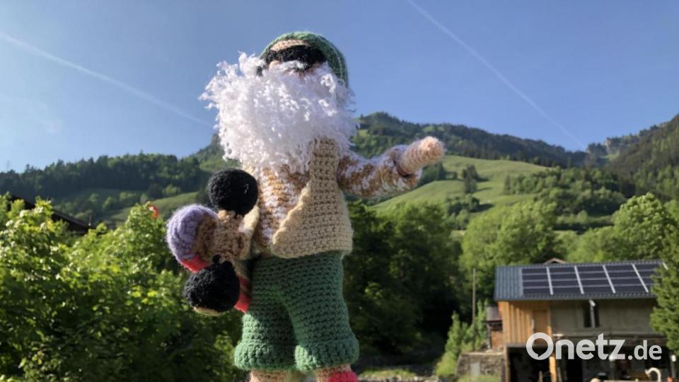 Kunst mit Nadel und Faden zeigt das Festival "Les Artisanales de Rosisinière - de fil en aiguille" im Schweizer Bergdorf Rossinière. Bild: eik