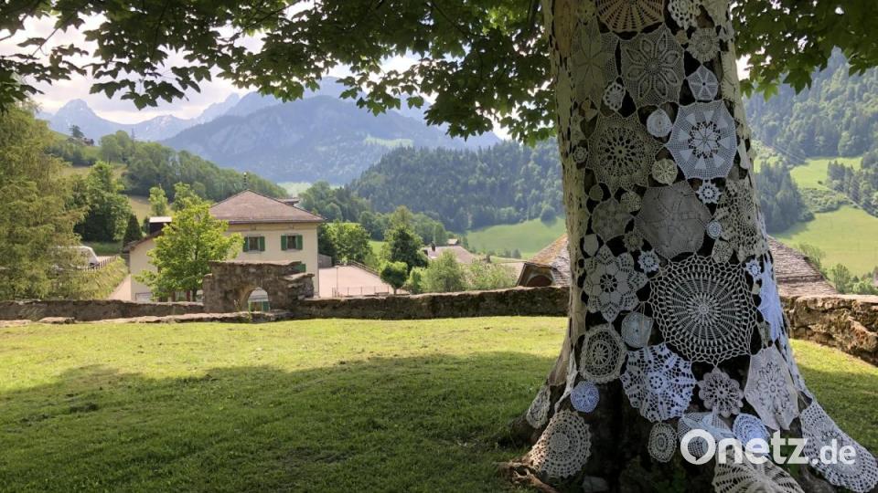 Kunst mit Nadel und Faden zeigt das Festival "Les Artisanales de Rosisinière - de fil en aiguille" im Schweizer Bergdorf Rossinière. Bild: eik