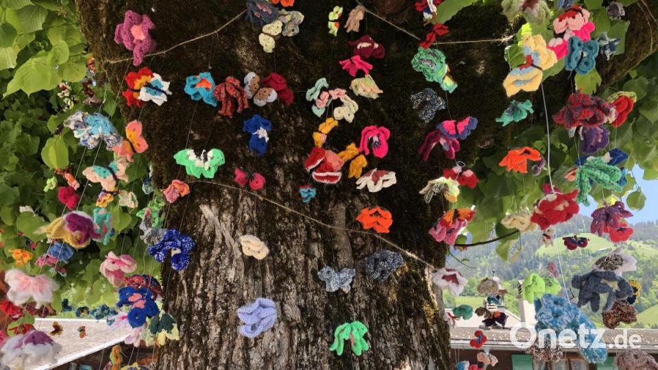 Kunst mit Nadel und Faden zeigt das Festival "Les Artisanales de Rosisinière - de fil en aiguille" im Schweizer Bergdorf Rossinière. Bild: eik